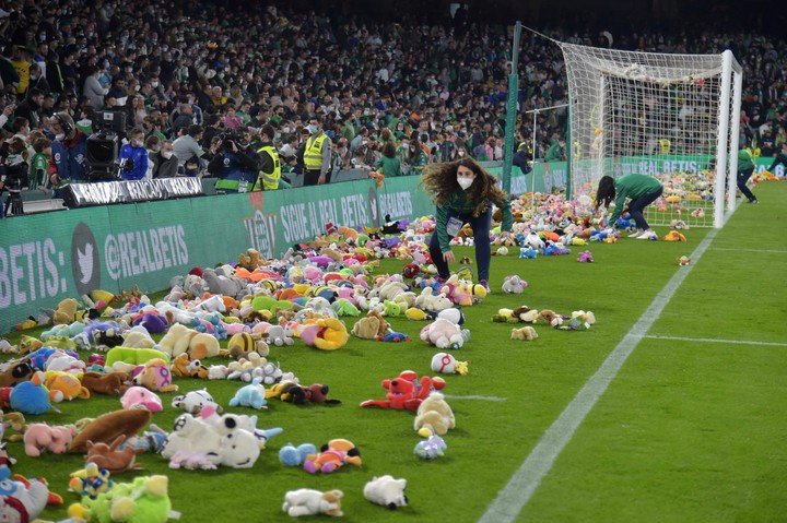 Los peluches en cancha del Betis (AFP).