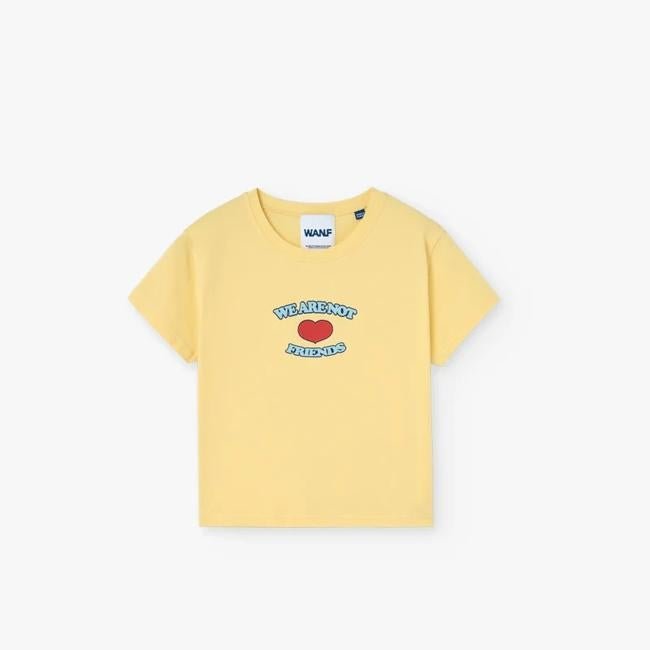Camiseta amarilla con mensaje de We Are Not Friends, 29 euros.
