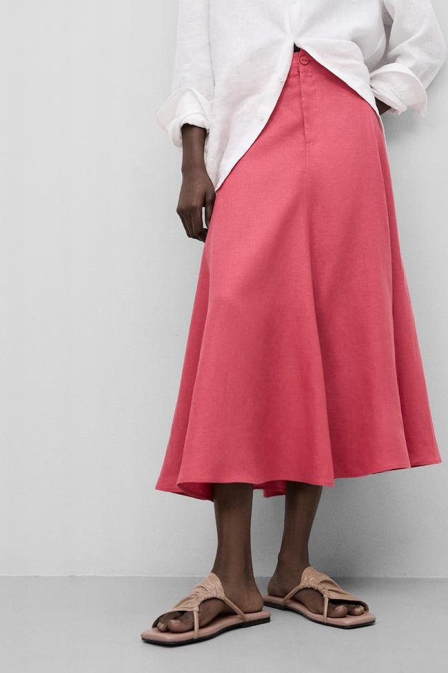 Falda midi en lino y color rosa de Adolfo Dominguez.