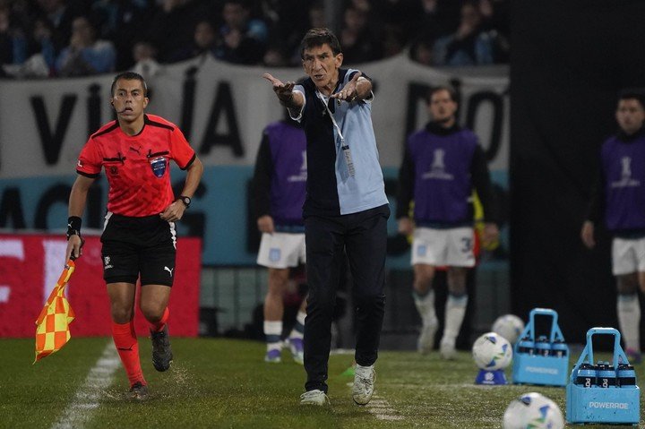 Gustavo Costas en el partido ante Peñarol (Fernando de la Orden).