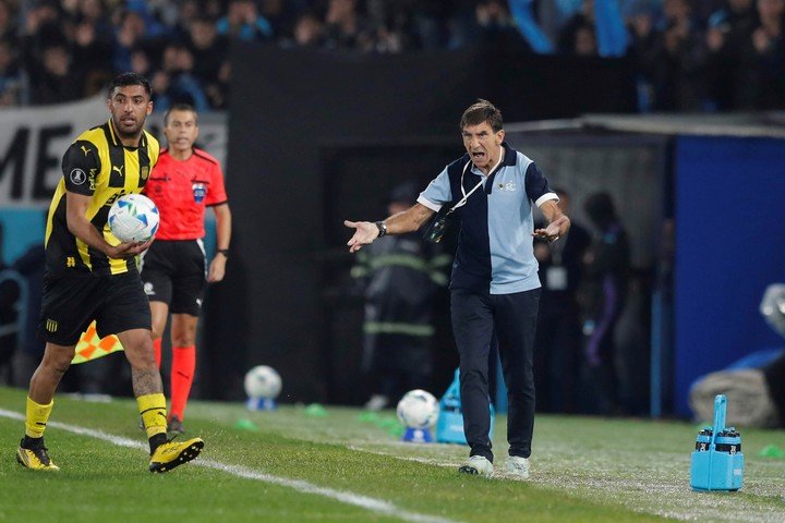Gustavo Costas ante Peñarol (EFE).