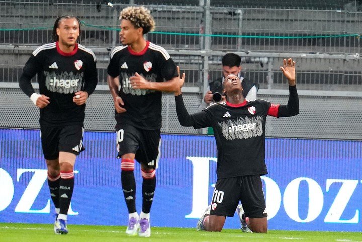 Racing de Estrasburgo festejando el 1-0 frente a Brondy. (EFE/EPA/Liselotte Sabroe DENMARK OUT)