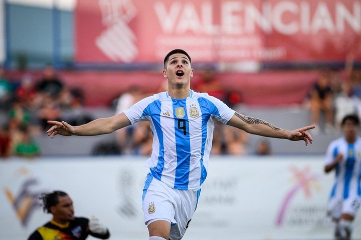 De Martis, el pibe de Lanús, autor de un golazo en L'Alcudia contra un combinado de Brasil. (foto Cotif)