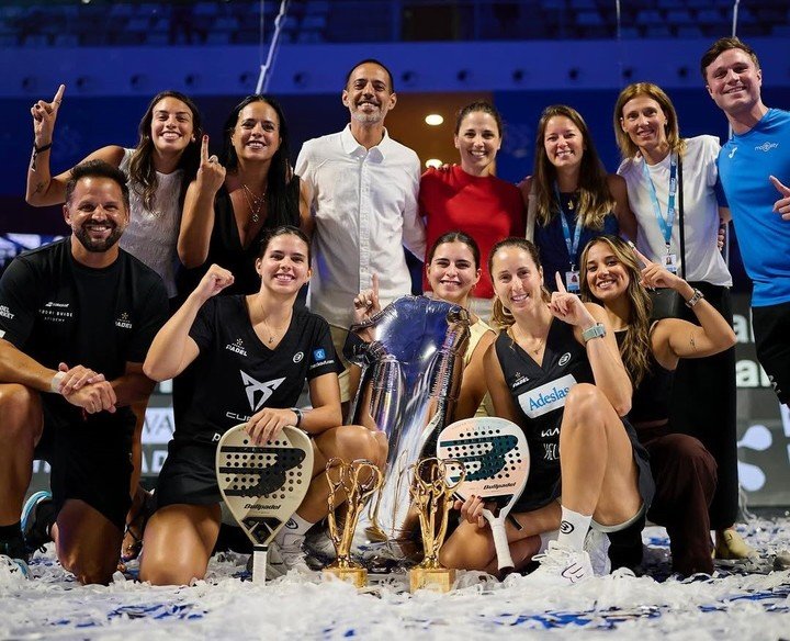 Delfina Brea y Gemma Triay después de quedarse con el liderato del ranking de pádel. (IG)