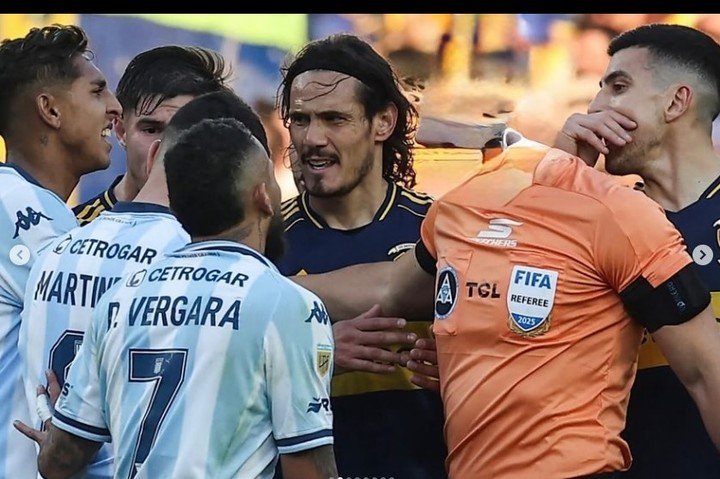 La imagen que publicó Duvan Vergara, con el referí Ramírez sin la cabeza.