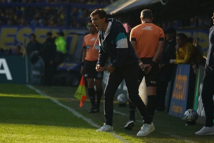 Gustavo Costas, furioso contra Ramírez. (Foto Juano Tesone - FTP CLARIN)