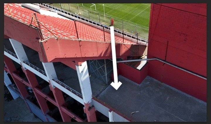 Desde donde cayó el hincha Gonzalo Alfaro: cerca de diez metros.