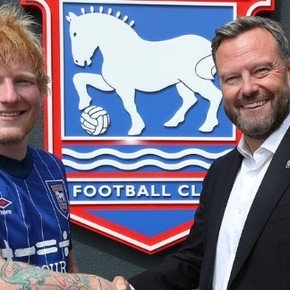 El Ipswich Town anotó a Ed Sheeran para jugar profesionalmente