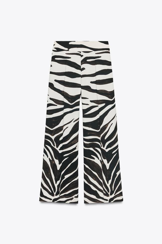 Pantalón estampado tipo palazzo de Zara.