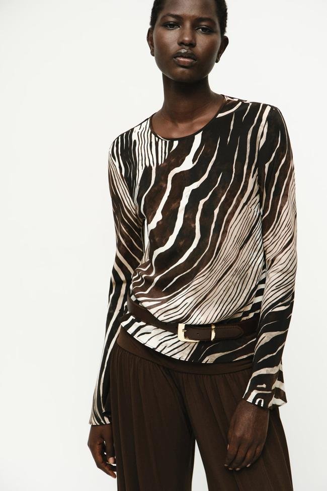 Blusa con estampado de cebra de Mango.