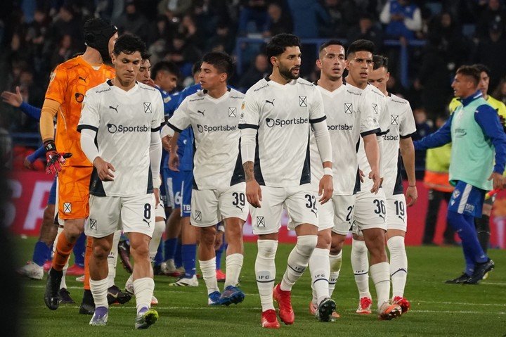 Los jugadores del Rojo saliendo del Amalfitani (Juano Tesone).