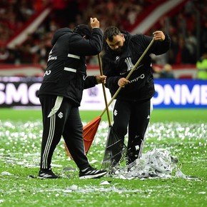 Video: en Inter se gastaron la máquina de papelitos vs. Flamengo y tuvieron que usar redes para sacarlos