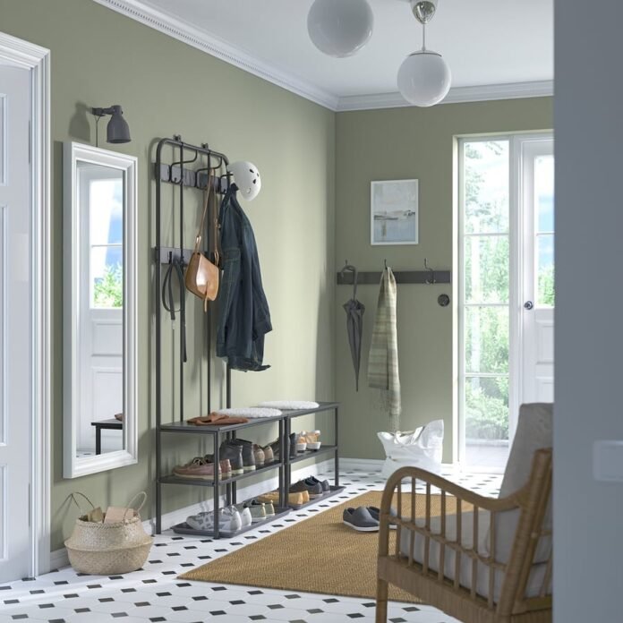 El nuevo banco zapatero de Ikea es minimalista y pone orden en el recibidor más estrecho