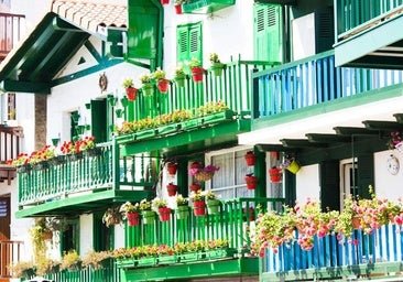El pueblo costero vasco que merece la pena visitar: casas de colores, calles medievales y el mejor casco histórico de Guipúzcoa