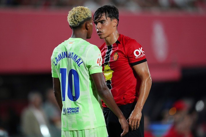 Lamine Yamal, cara a cara con Jan Salas. (AP Photo/Joan Mateu Parra)