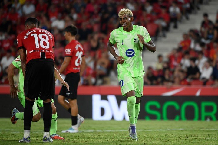 El festejo de gol de Lamine Yamal. (EFE/MIQUEL A. BORRÀS)