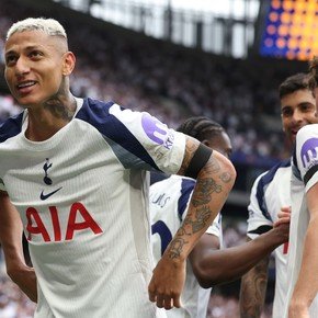 Goles gemelos: Richarlison y una pirueta a lo Qatar 2022