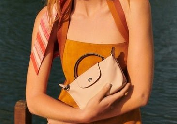 Este mini bolso inspirado en un clásico se convertirá en el must-have de las chicas más elegantes este verano