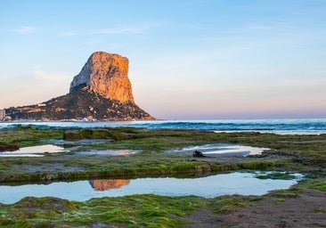 El pueblo alicantino de la Costa Blanca que es mucho más que playa: un gigantesco peñón, un yacimiento romano y la Muralla Roja de Bofill