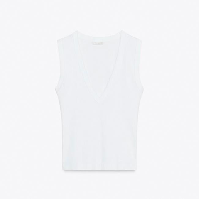Camiseta con escote en pico de Zara.