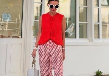Pantalones estampados multicolor de las rebajas que te quitarán años a partir de lo 50