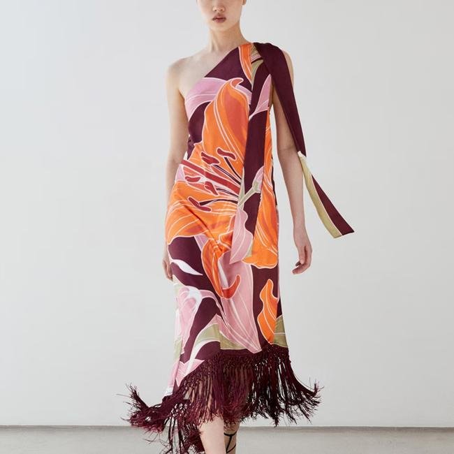 Vestido estampado de flecos, 48,98 euros.