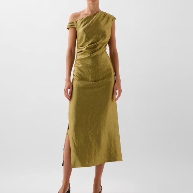 Vestido asimétrico verde de Scalpers, 69,90 euros.