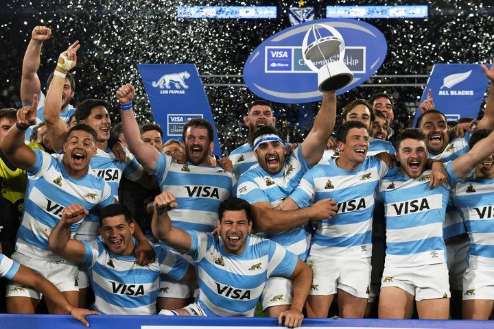 Así festejaron Los Pumas su histórica victoria ante los All Blacks en Liniers.
(AP Photo/Gustavo Garello)