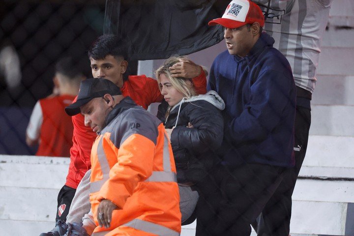 Una hincha de Independiente lastimada. 