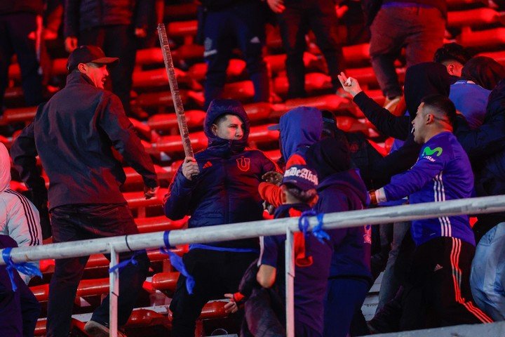 Palos y desmanes en la tribuna visitante (EFE).