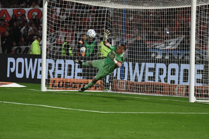 Armani le ataja el penal a Fascendini (Ramiro Gómez).