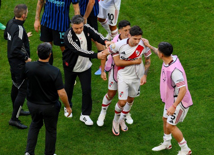 Así lo habían tenido que sacar a Montiel (Reuters). 