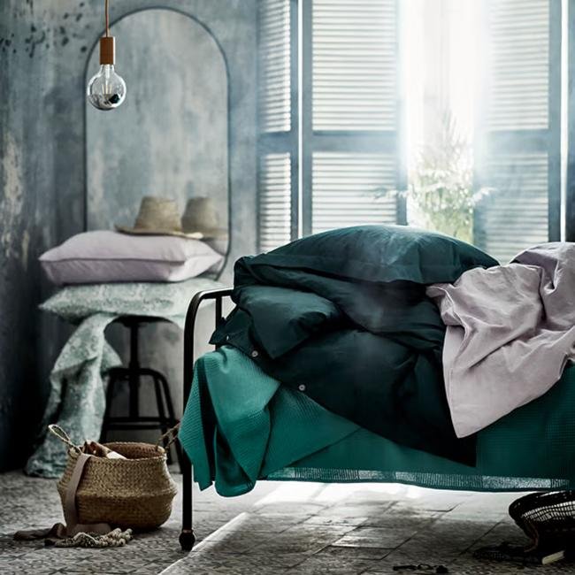 Espejo LINDBYN de IKEA, con marco negro y medidas de 60x120 cm., 59.99 euros.