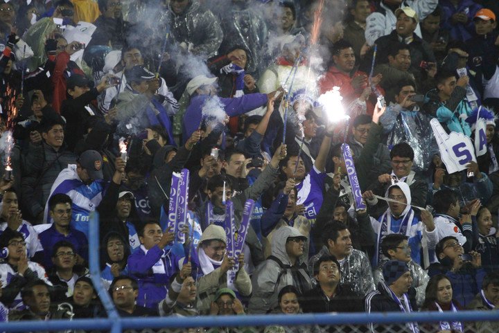 Una bengala disparada por hinchas brasileños mató a un chico de 14 años. (AP Photo/Juan Karita)
