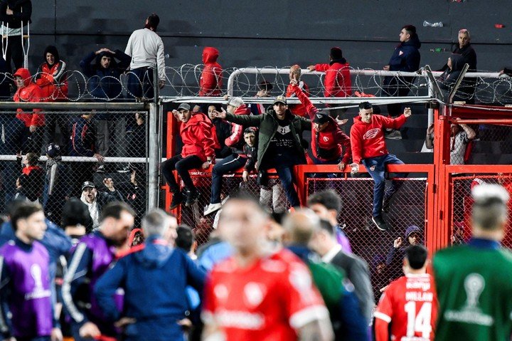 Caos en el partido entre Independiente y Universidad de Chile. (REUTERS/Facundo Morales)