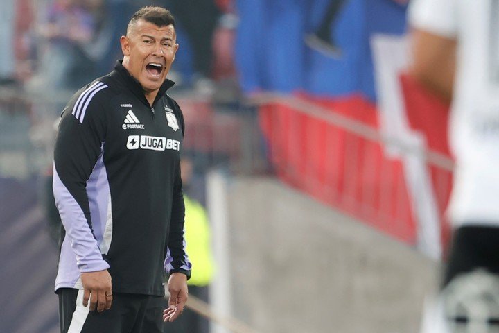 El ex DT de Boca vive un mal presente en Chile (EFE).