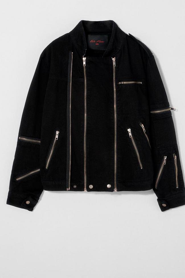 Cazadora en negro con cremalleras de Zara.