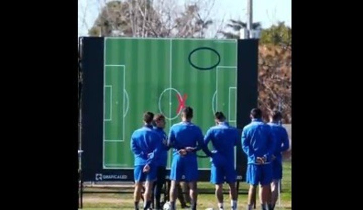 La pantalla gigante en la práctica de Vélez.