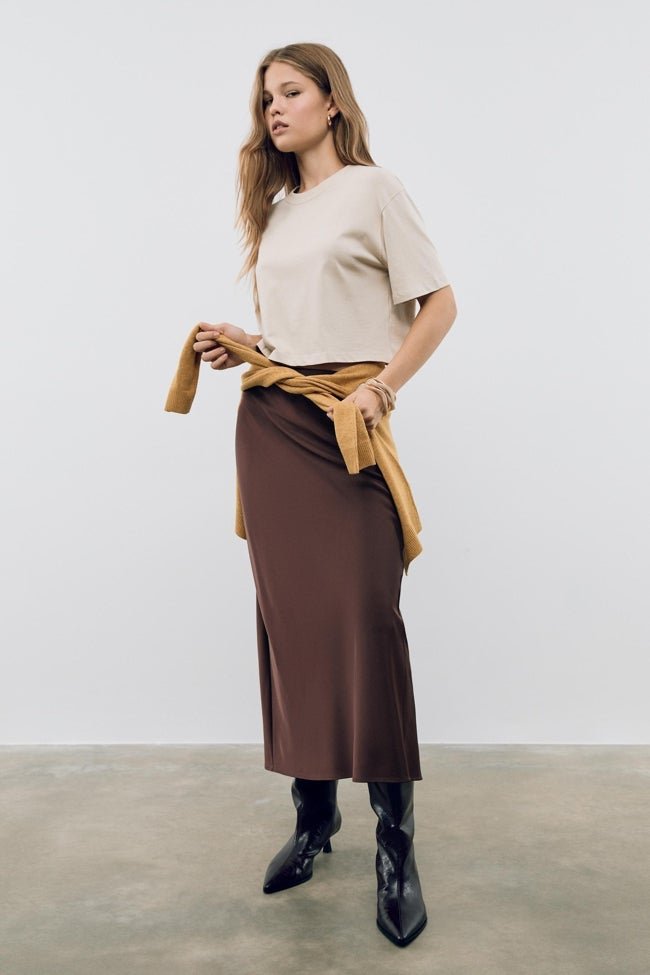 Falda marrón de Stradivarius (22,99 euros)