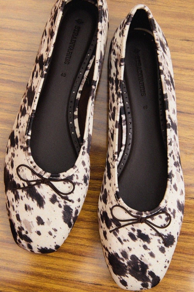 Bailarinas con estampado animal de Stradivarius (22,99 euros)