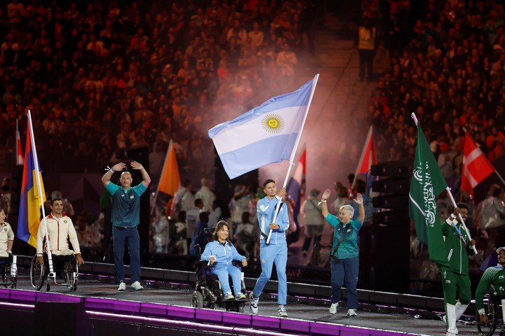 Un momento del acto de clausura de los juegos Paralímpicos de París 2024 que se ha celebrado hoy domingo en la capital francesa. EFE / Javier Etxezarreta. Impellizzieri y Ferrando abanderados argentinos