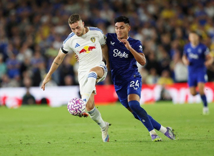 Alcaraz en acción con Everton ante Leeds. (REUTERS)