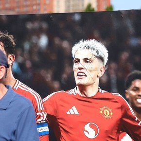 Garnacho, otra vez apuntado por los hinchas del Manchester United: vandalizaron su cara en un mural fuera del Old Trafford