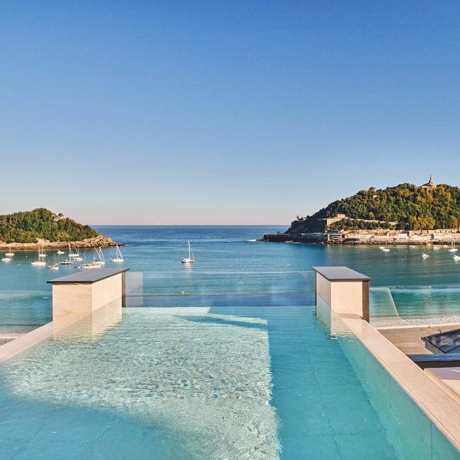 La piscina del Nobu Hotel San Sebastián, situada frente a la playa de La Concha.