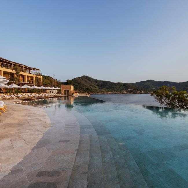 La piscina infinita del Six Senses Ibiza, situada frente al mar Mediterráneo.