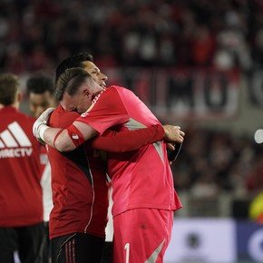 Armani: el gran desahogo y los abrazos con Gallardo y Enzo Pérez tras los penales vs. Libertad