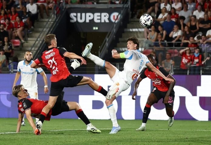 Mal debut del Marsella de Rulli y Balerdi: cayó en el descuento