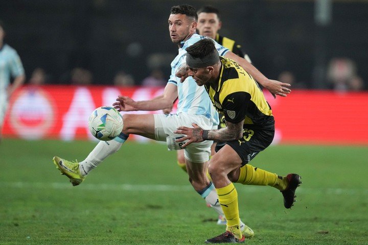 Racing perdió con Peñarol en Montevideo.
