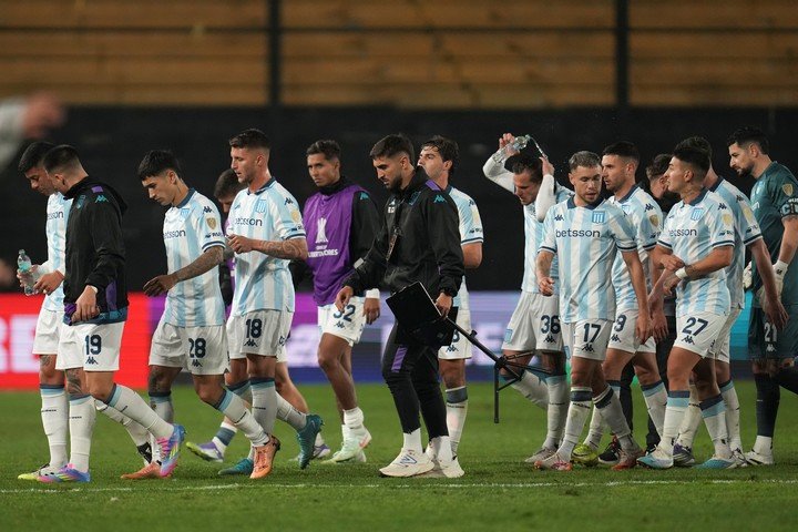 Los jugadores de Racing tras la derrota.
