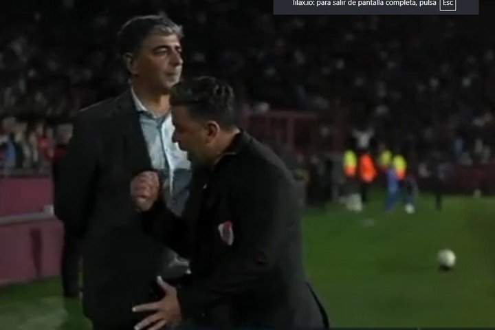 El gesto de Gallardo a Biscay: Galarza debió ir con el hombro en la previa del foul a favor de Lanús.